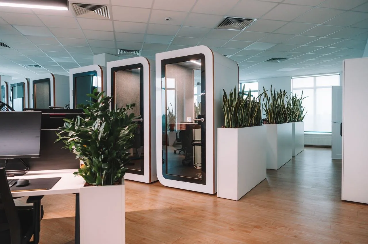 Panele akustyczne biurkowe do open space — barierka dla rozmów