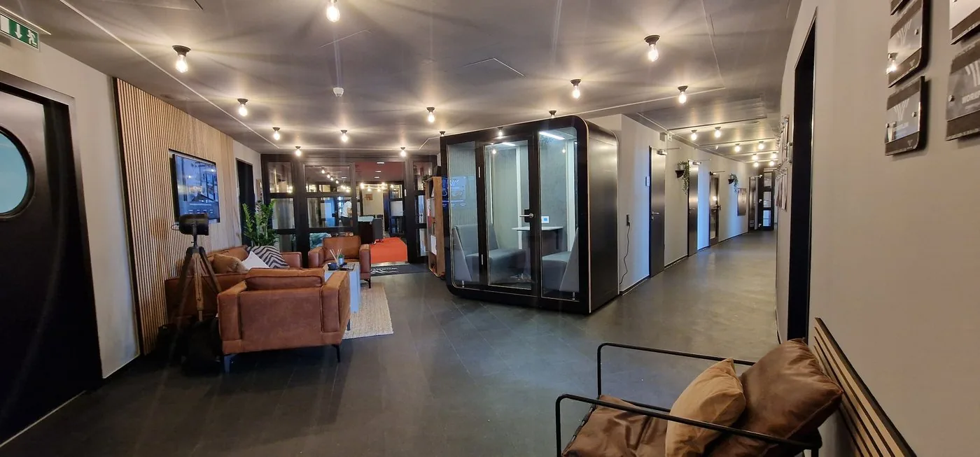 Agencja marketingowa 40 stanowisk — open space obite ciszą