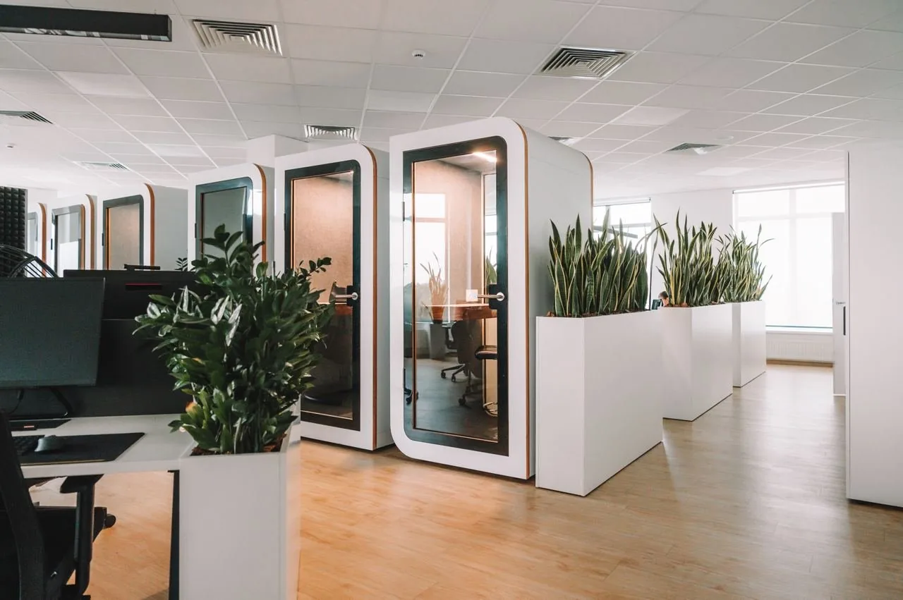 Typowe open space 60 osób — od pomiaru do 4 kabin i 80 m² paneli