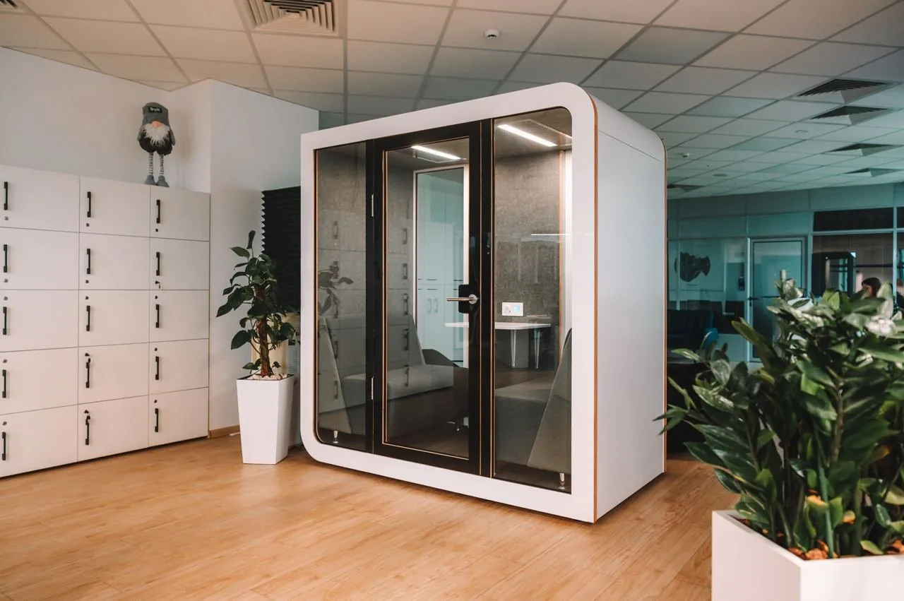 Startup hybrydowy — meeting boxy zamiast sali konferencyjnej